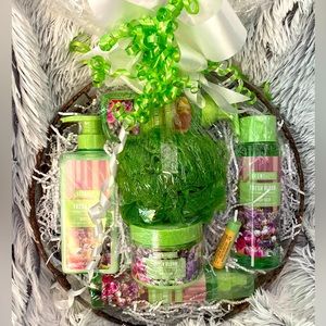 Luxury Bath Gift Basket by Liz Fresh Bloom / green 8 piece bath set